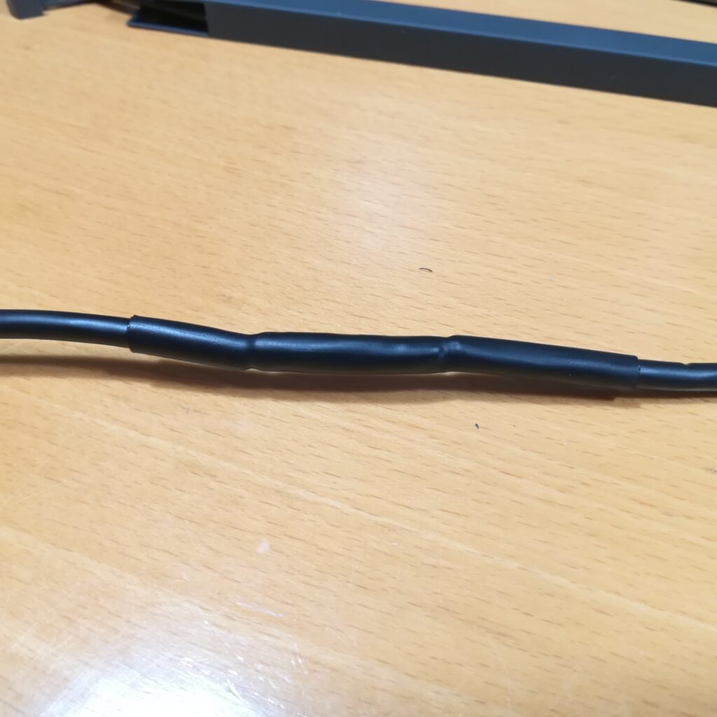 USB-Kabel mit Schrumpfschlauch isoliert