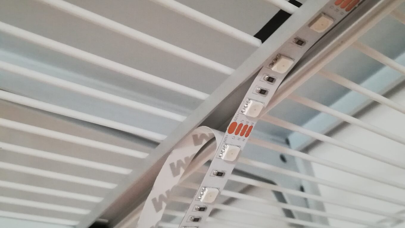 Einkleben der LED-Streifen in das Alu-Profil