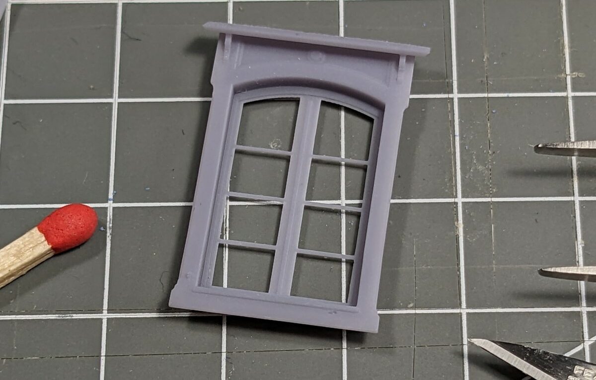 Fenster für den Bahnhof Dettingen unter Teck auf der Bahnsteigseite – Bauteil erstellt im 3D-Druck