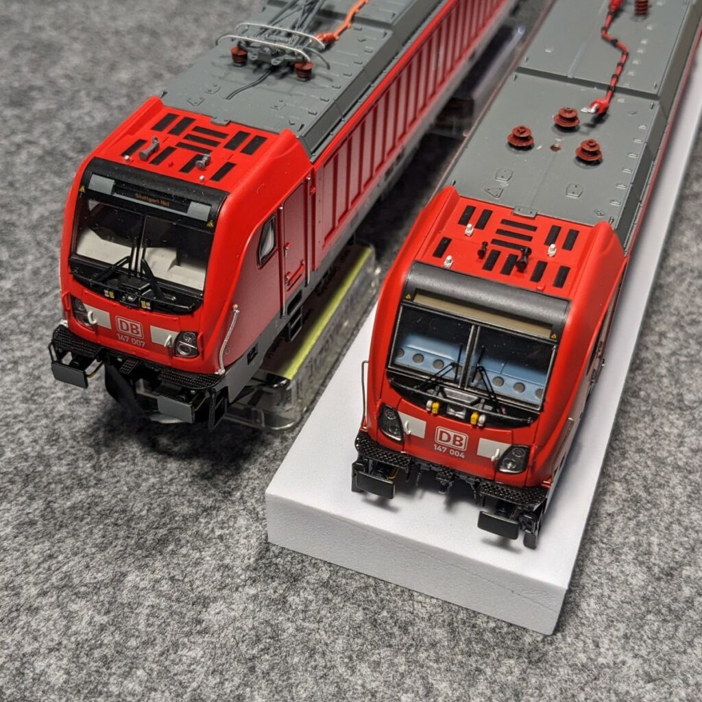 2 x Baureihe 147 von vorne, rechts ACME und links Brawa